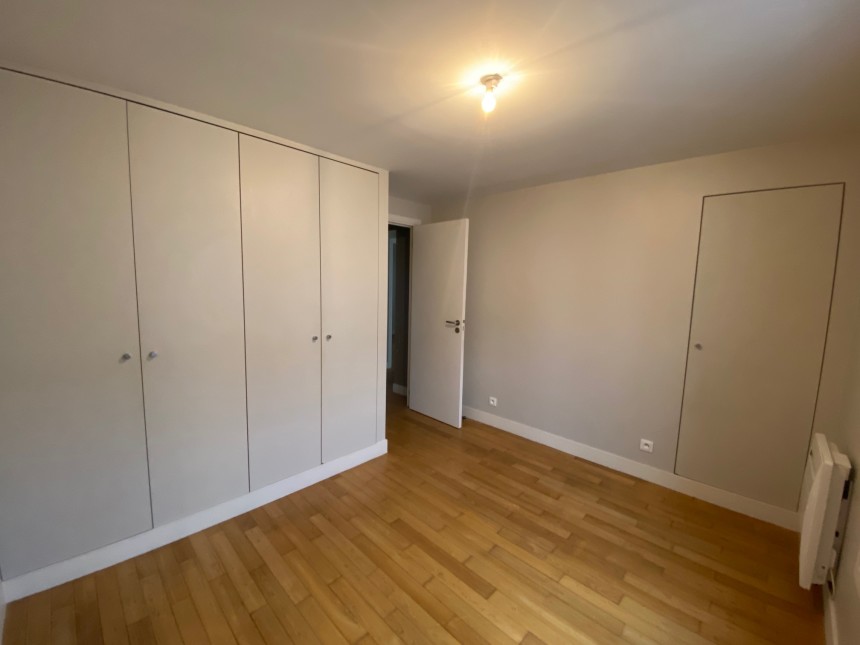 Vide – 3 ch – Paris 9e – Square Montholon – 87 m2 – 5ème étage ascenseur – Loyer : 2.660 euros cc