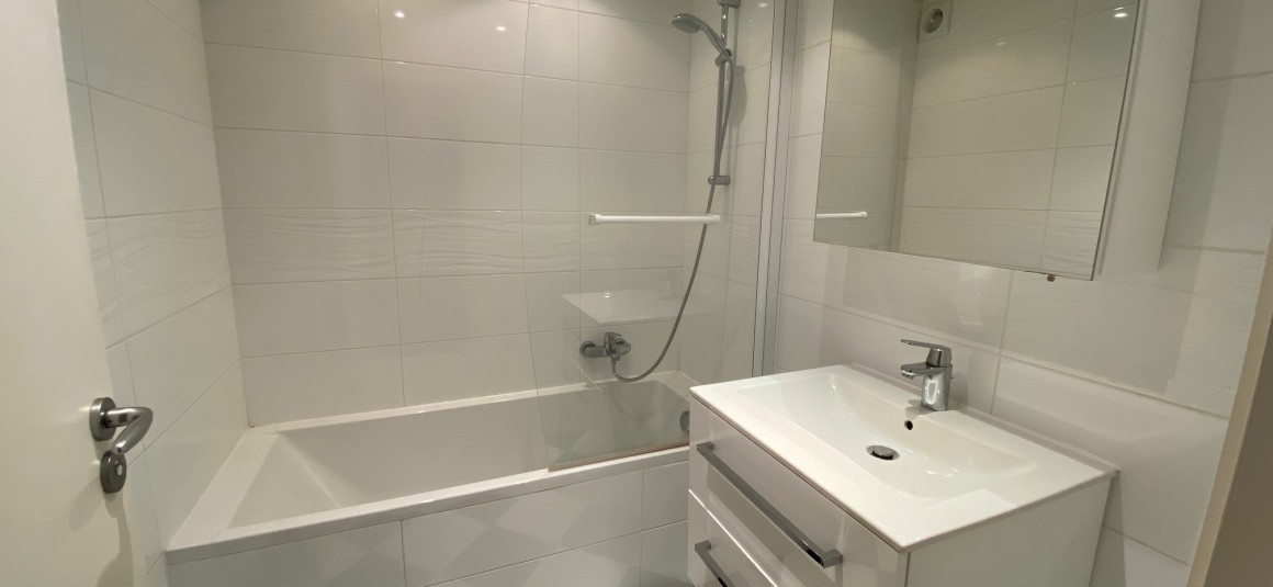 Vide – 3 ch – Paris 9e – Square Montholon – 87 m2 – 5ème étage ascenseur – Loyer : 2.660 euros cc