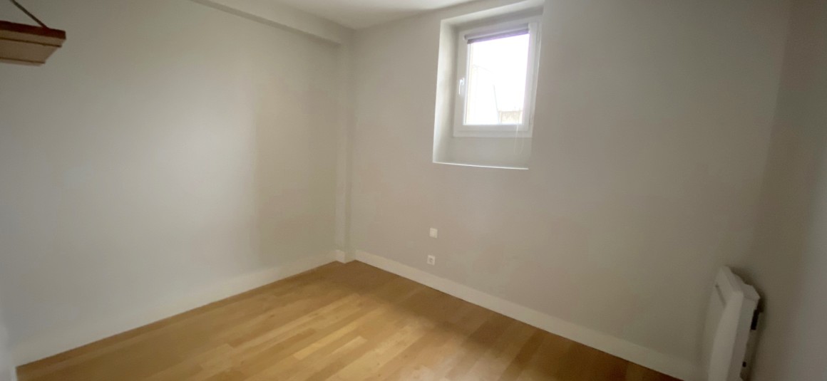 Vide – 3 ch – Paris 9e – Square Montholon – 87 m2 – 5ème étage ascenseur – Loyer : 2.660 euros cc