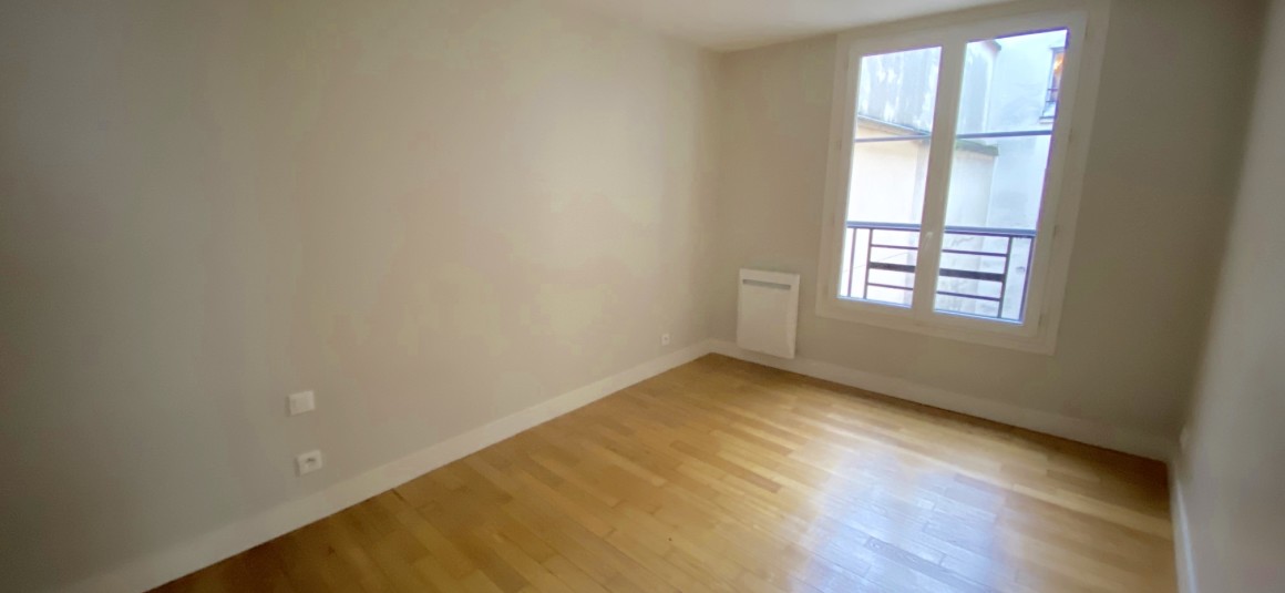 Vide – 3 ch – Paris 9e – Square Montholon – 87 m2 – 5ème étage ascenseur – Loyer : 2.660 euros cc