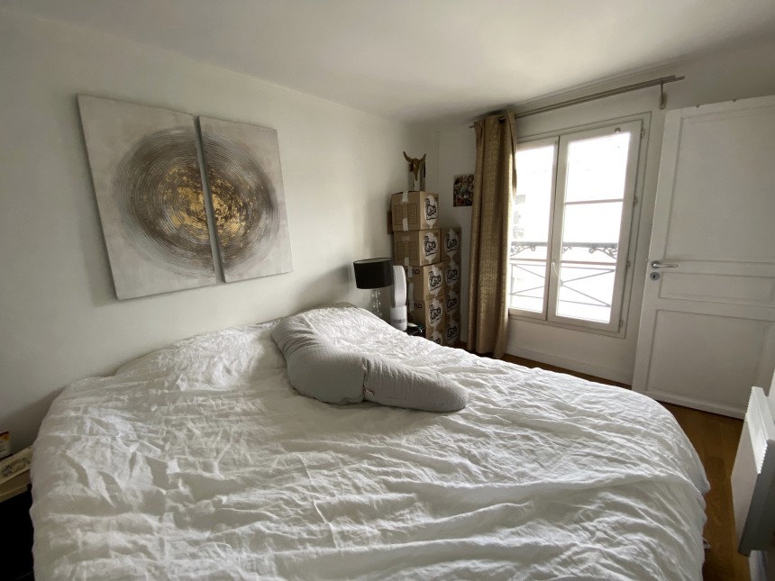 VIDE – 2 chambres – Paris 9ème  – 53 m2 (63 m2 au sol) – Rue Trévise / Square Montholon – 6ème et dernier étage avec ascenseur – Loyer charges comprises : 1.810 euros