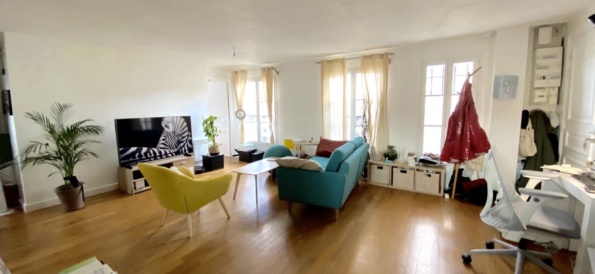 VIDE – 2 chambres – Paris 9ème  – 53 m2 (63 m2 au sol) – Rue Trévise / Square Montholon – 6ème et dernier étage avec ascenseur – Loyer charges comprises : 1.810 euros