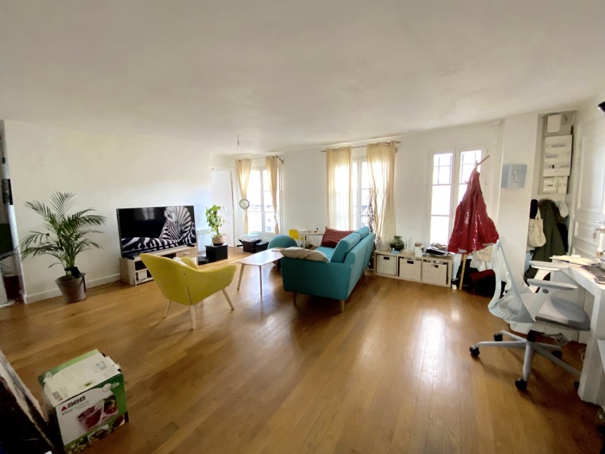 VIDE – 2 chambres – Paris 9ème  – 53 m2 (63 m2 au sol) – Rue Trévise / Square Montholon – 6ème et dernier étage avec ascenseur – Loyer charges comprises : 1.810 euros