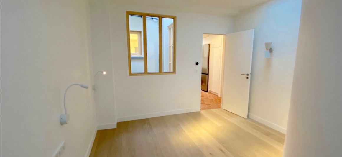 VIDE – 2 ch – Paris 1er – Rue St Honoré  (Place Vendôme) – 50 m2 (59 m2 au sol) – 5e et dernier étage avec ascenseur – Loyer cc : 2.200 euros (chauf. inclus)
