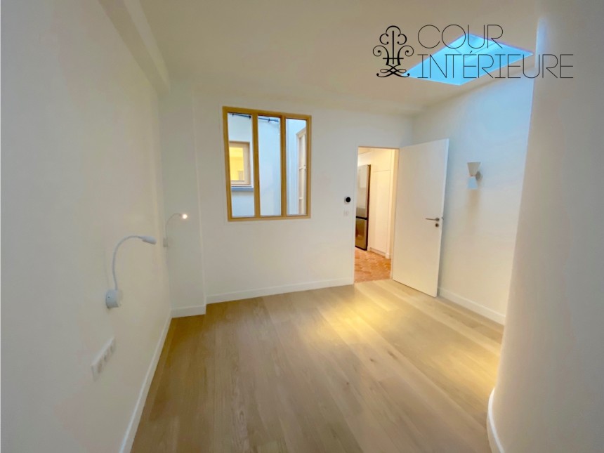 VIDE – 2 ch – Paris 1er – Rue St Honoré  (Place Vendôme) – 50 m2 (59 m2 au sol) – 5e et dernier étage avec ascenseur – Loyer cc : 2.200 euros (chauf. inclus)