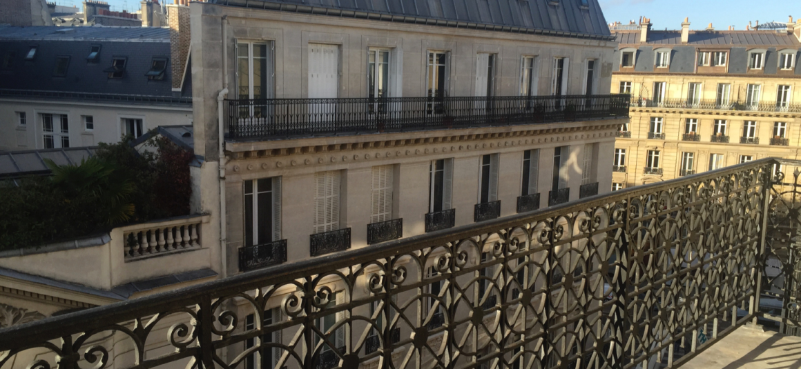 VIDE – Paris 8ème – 3 ch – 106 m2 – Rue de la Néva – 5ème et dernier étage – Terrasse 10 m2 – Loyer cc : 4.200 € (chauf. collectif).