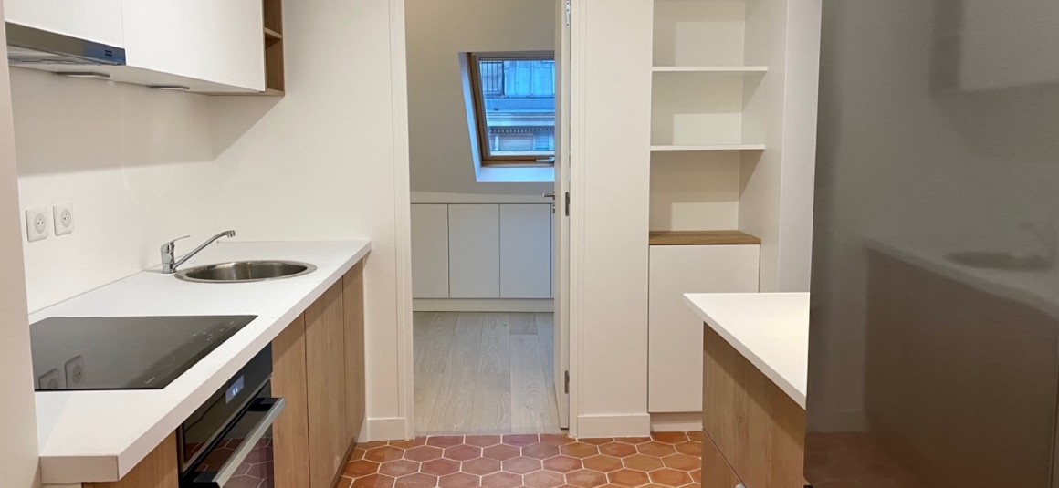 VIDE – 2 ch – Paris 1er – Rue St Honoré  (Place Vendôme) – 50 m2 (59 m2 au sol) – 5e et dernier étage avec ascenseur – Loyer cc : 2.200 euros (chauf. inclus)