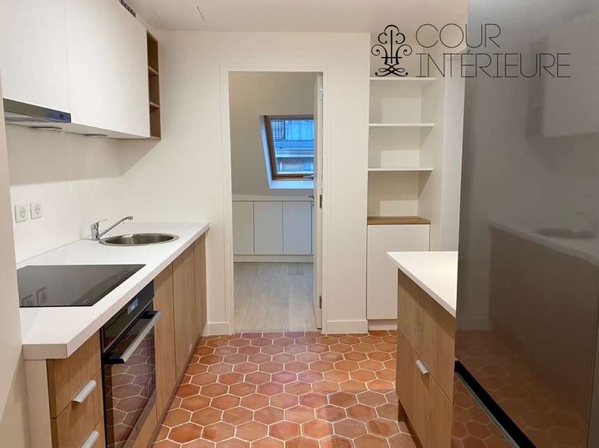 VIDE – 2 ch – Paris 1er – Rue St Honoré  (Place Vendôme) – 50 m2 (59 m2 au sol) – 5e et dernier étage avec ascenseur – Loyer cc : 2.200 euros (chauf. inclus)