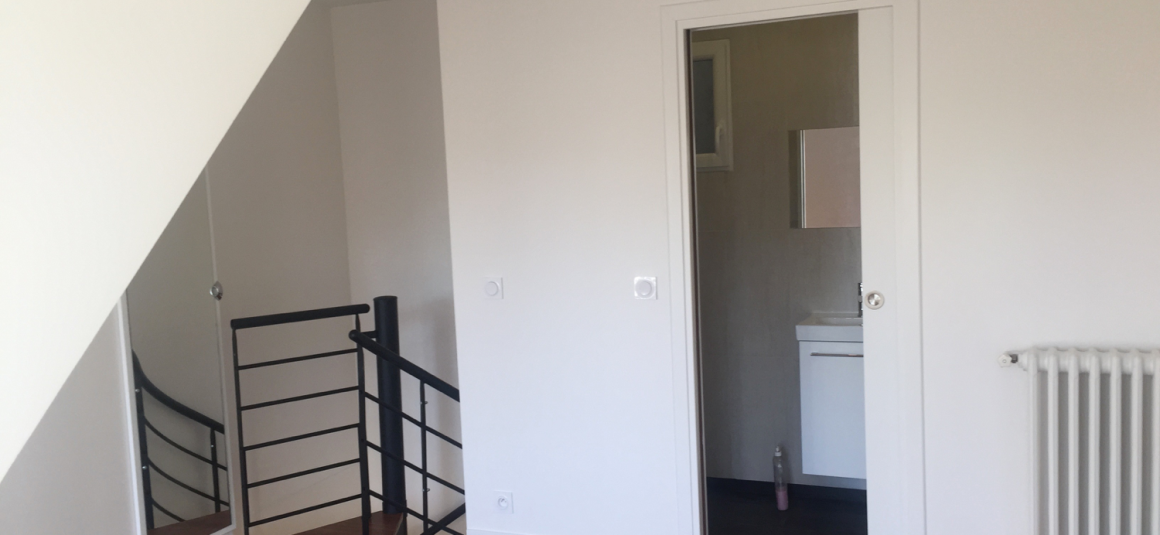 VIDE – Paris 8ème – 3 ch – 106 m2 – Rue de la Néva – 5ème et dernier étage – Terrasse 10 m2 – Loyer cc : 4.200 € (chauf. collectif).