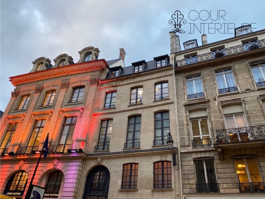 VIDE – 2 ch – Paris 1er – Rue St Honoré  (Place Vendôme) – 50 m2 (59 m2 au sol) – 5e et dernier étage avec ascenseur – Loyer cc : 2.200 euros (chauf. inclus)