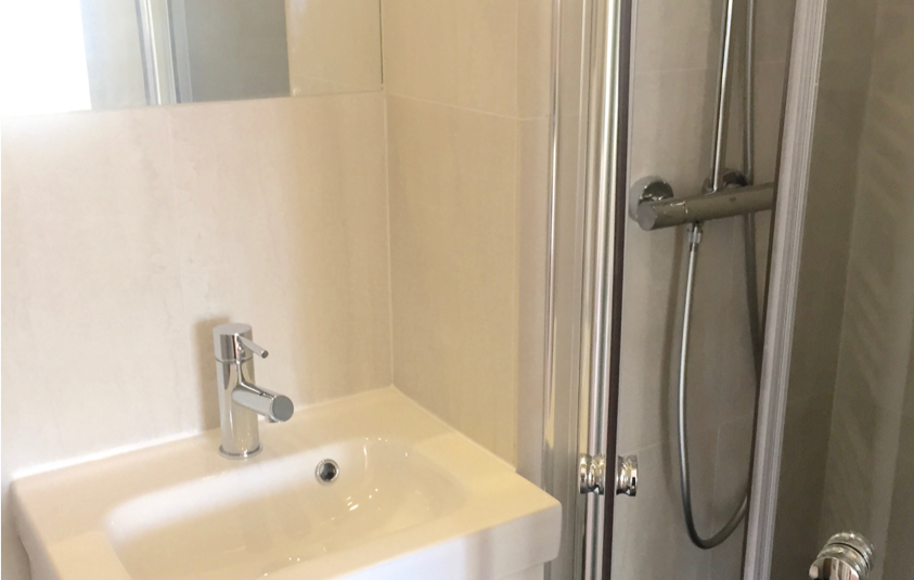 VIDE – Paris 8ème – 3 ch – 106 m2 – Rue de la Néva – 5ème et dernier étage – Terrasse 10 m2 – Loyer cc : 4.200 € (chauf. collectif).