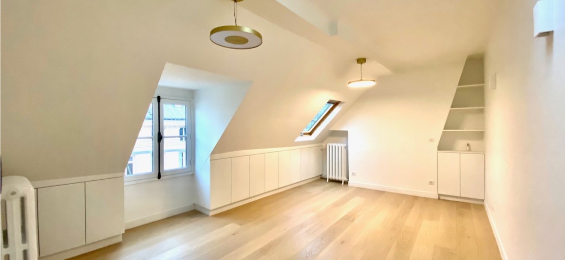 VIDE – 2 ch – Paris 1er – Rue St Honoré  (Place Vendôme) – 50 m2 (59 m2 au sol) – 5e et dernier étage avec ascenseur – Loyer cc : 2.200 euros (chauf. inclus)