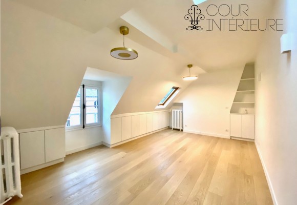 VIDE – 2 ch – Paris 1er – Rue St Honoré  (Place Vendôme) – 50 m2 (59 m2 au sol) – 5e et dernier étage avec ascenseur – Loyer cc : 2.200 euros (chauf. inclus)