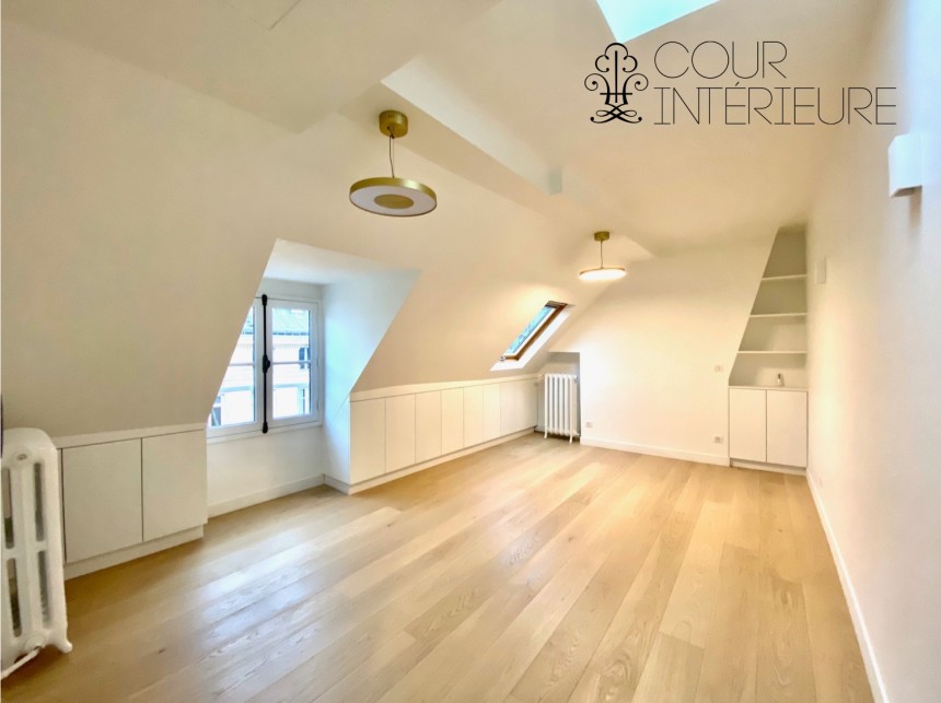 VIDE – 2 ch – Paris 1er – Rue St Honoré  (Place Vendôme) – 50 m2 (59 m2 au sol) – 5e et dernier étage avec ascenseur – Loyer cc : 2.200 euros (chauf. inclus)