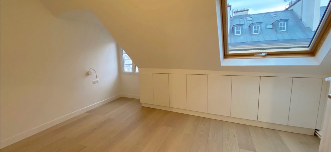 VIDE – 2 ch – Paris 1er – Rue St Honoré  (Place Vendôme) – 50 m2 (59 m2 au sol) – 5e et dernier étage avec ascenseur – Loyer cc : 2.200 euros (chauf. inclus)