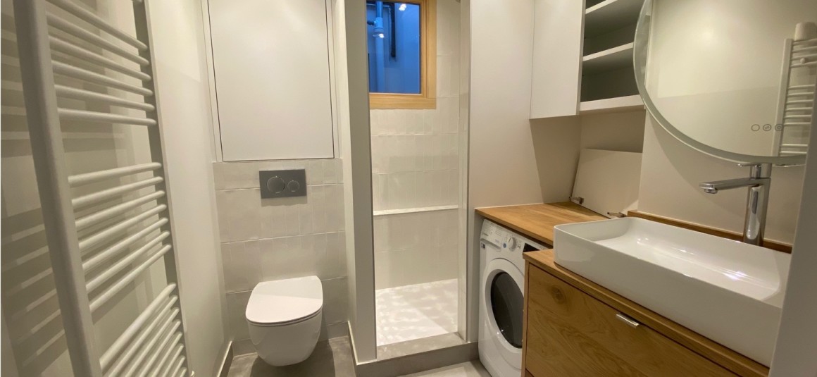 VIDE – 2 ch – Paris 1er – Rue St Honoré  (Place Vendôme) – 50 m2 (59 m2 au sol) – 5e et dernier étage avec ascenseur – Loyer cc : 2.200 euros (chauf. inclus)