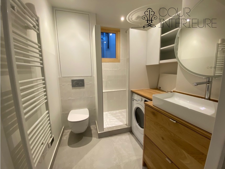 VIDE – 2 ch – Paris 1er – Rue St Honoré  (Place Vendôme) – 50 m2 (59 m2 au sol) – 5e et dernier étage avec ascenseur – Loyer cc : 2.200 euros (chauf. inclus)