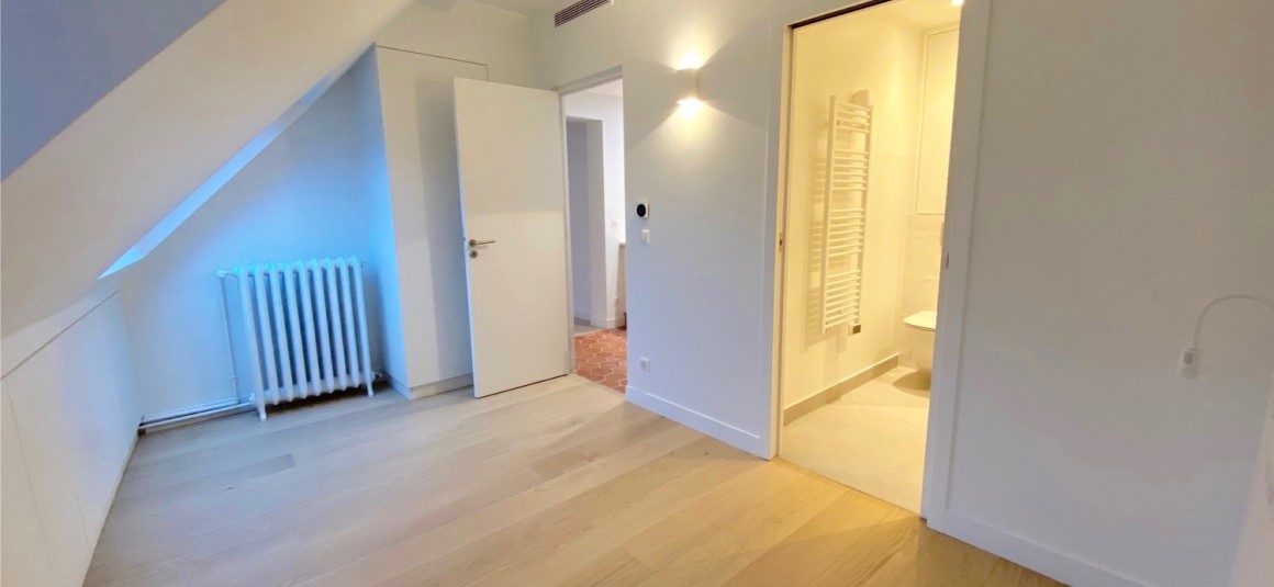 VIDE – 2 ch – Paris 1er – Rue St Honoré  (Place Vendôme) – 50 m2 (59 m2 au sol) – 5e et dernier étage avec ascenseur – Loyer cc : 2.200 euros (chauf. inclus)