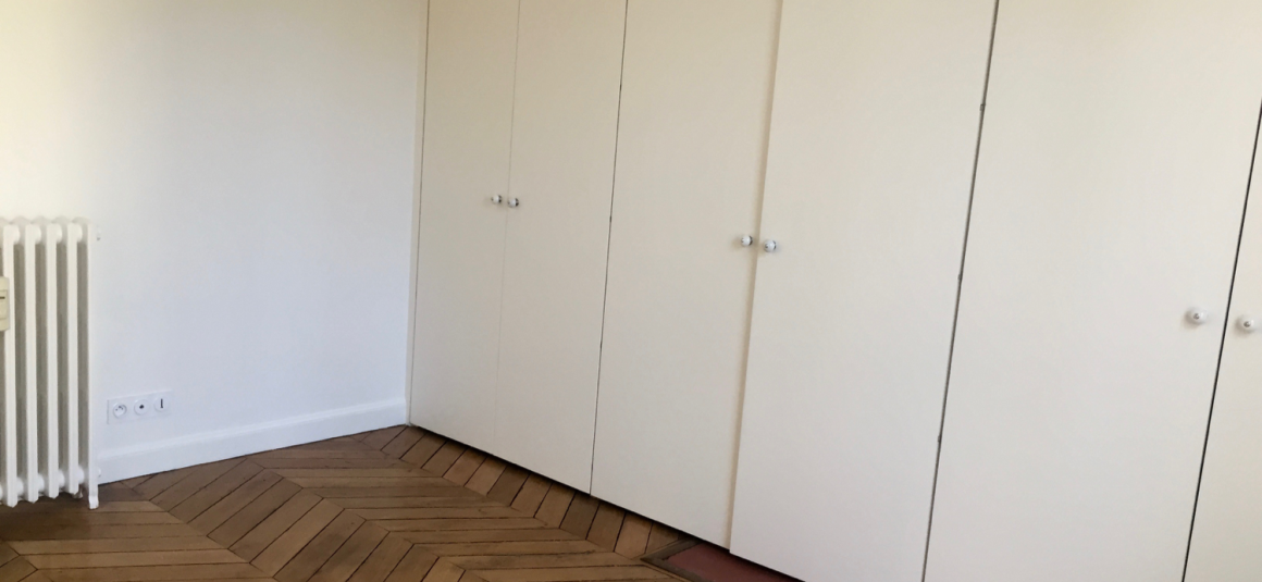VIDE – Paris 8ème – 3 ch – 106 m2 – Rue de la Néva – 5ème et dernier étage – Terrasse 10 m2 – Loyer cc : 4.200 € (chauf. collectif).