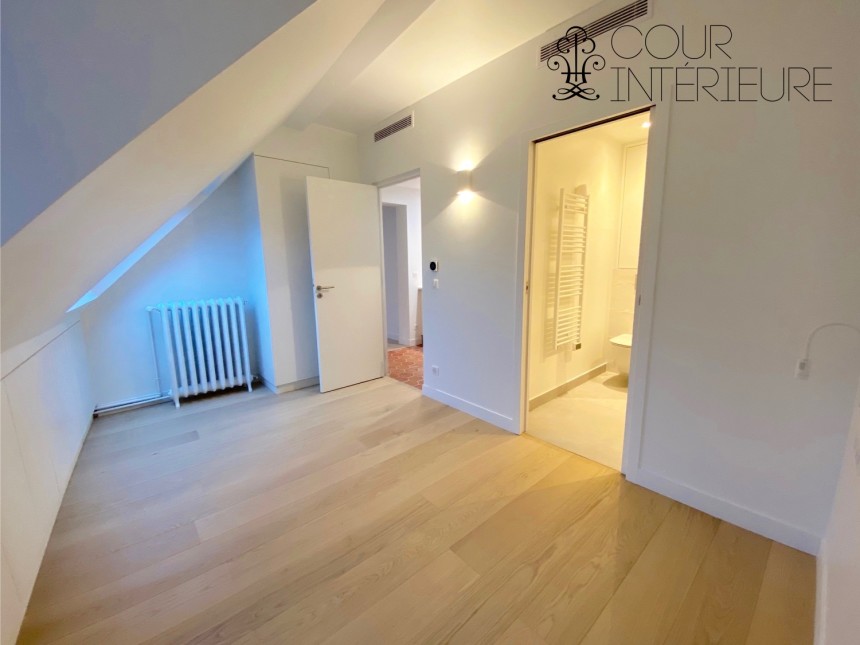 VIDE – 2 ch – Paris 1er – Rue St Honoré  (Place Vendôme) – 50 m2 (59 m2 au sol) – 5e et dernier étage avec ascenseur – Loyer cc : 2.200 euros (chauf. inclus)