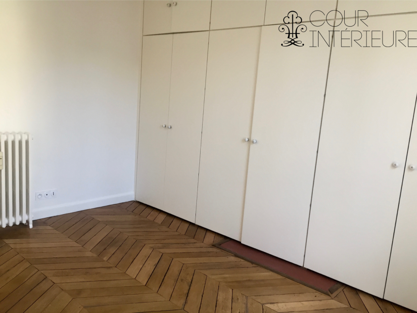 VIDE – Paris 8ème – 3 ch – 106 m2 – Rue de la Néva – 5ème et dernier étage – Terrasse 10 m2 – Loyer cc : 4.200 € (chauf. collectif).