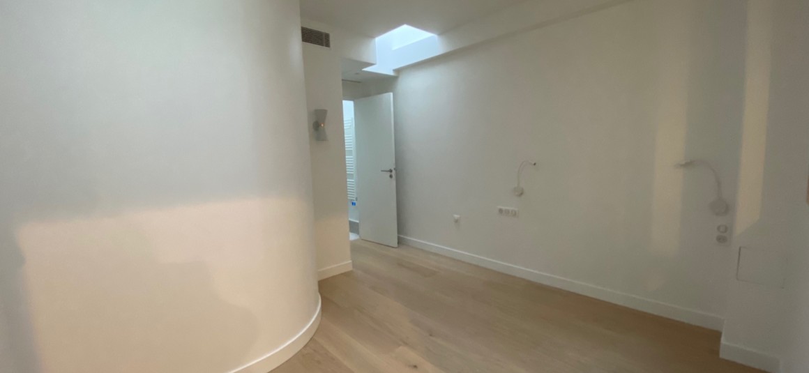 VIDE – 2 ch – Paris 1er – Rue St Honoré  (Place Vendôme) – 50 m2 (59 m2 au sol) – 5e et dernier étage avec ascenseur – Loyer cc : 2.200 euros (chauf. inclus)
