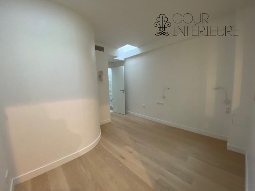 VIDE – 2 ch – Paris 1er – Rue St Honoré  (Place Vendôme) – 50 m2 (59 m2 au sol) – 5e et dernier étage avec ascenseur – Loyer cc : 2.200 euros (chauf. inclus)