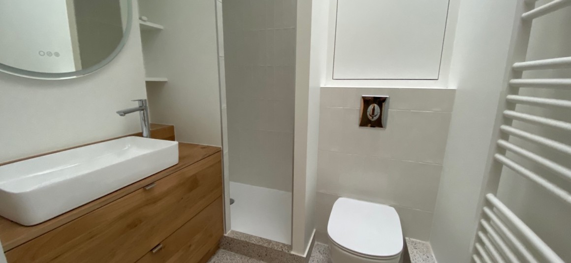 VIDE – 2 ch – Paris 1er – Rue St Honoré  (Place Vendôme) – 50 m2 (59 m2 au sol) – 5e et dernier étage avec ascenseur – Loyer cc : 2.200 euros (chauf. inclus)