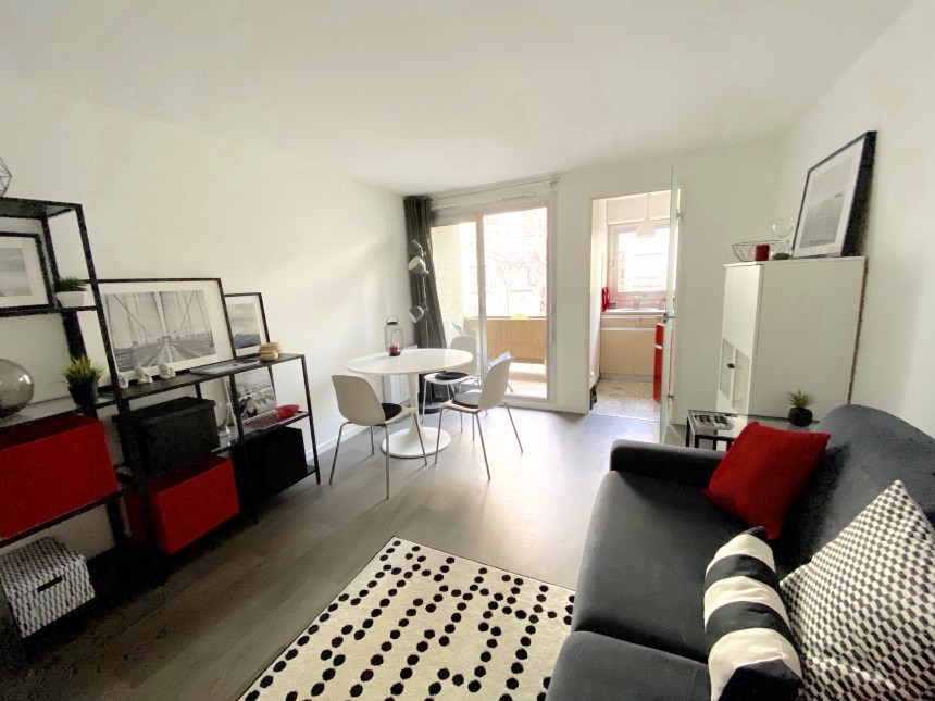 MEUBLÉ – Studio – 23 m2 + Balcon 2 m2- rue JB Pigalle – Paris 9e – 2e et dernier étage ascenseur – Loyer cc : 1.100 euros