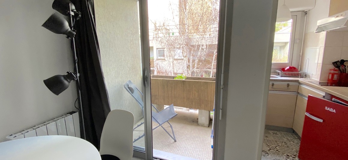 MEUBLÉ – Studio – 23 m2 + Balcon 2 m2- rue Jean-Baptiste Pigalle – Paris 9ème – 2ème et dernier étage ascenseur – Loyer charges comprises : 1.100 euros