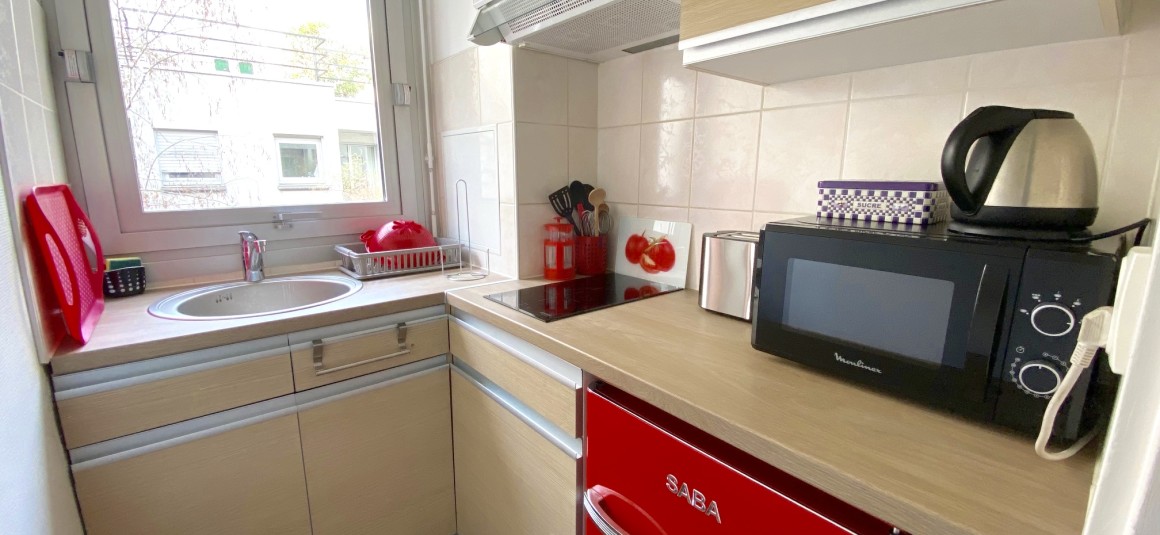 MEUBLÉ – Studio – 23 m2 + Balcon 2 m2- rue Jean-Baptiste Pigalle – Paris 9ème – 2ème et dernier étage ascenseur – Loyer charges comprises : 1.100 euros