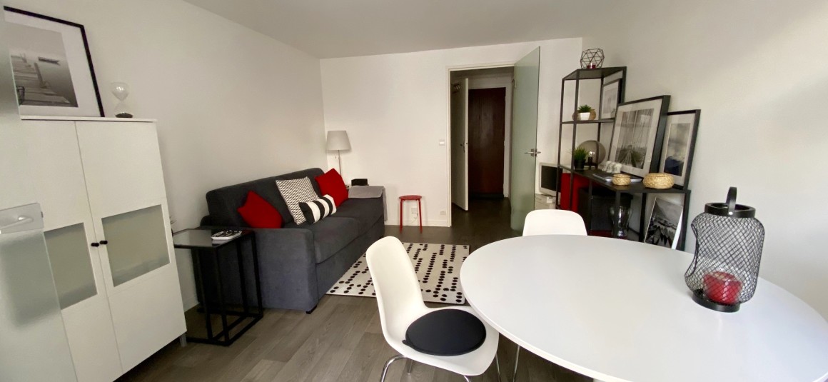 MEUBLÉ – Studio – 23 m2 + Balcon 2 m2- rue Jean-Baptiste Pigalle – Paris 9ème – 2ème et dernier étage ascenseur – Loyer charges comprises : 1.100 euros