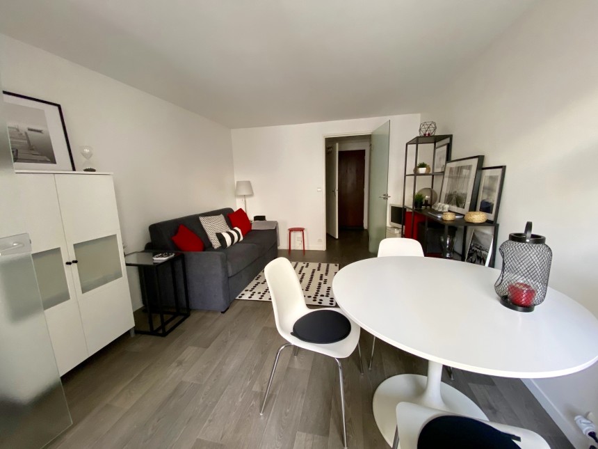 MEUBLÉ – Studio – 23 m2 + Balcon 2 m2- rue JB Pigalle – Paris 9e – 2e et dernier étage ascenseur – Loyer cc : 1.100 euros