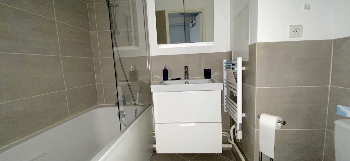 MEUBLÉ – Studio – 23 m2 + Balcon 2 m2- rue Jean-Baptiste Pigalle – Paris 9ème – 2ème et dernier étage ascenseur – Loyer charges comprises : 1.100 euros