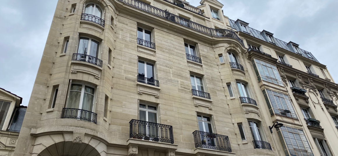 MEUBLÉ – 2 ch – Paris 17e – Rue Galvani – 66 m2 – 3e étage asc – Loyer cc : 2.100 €