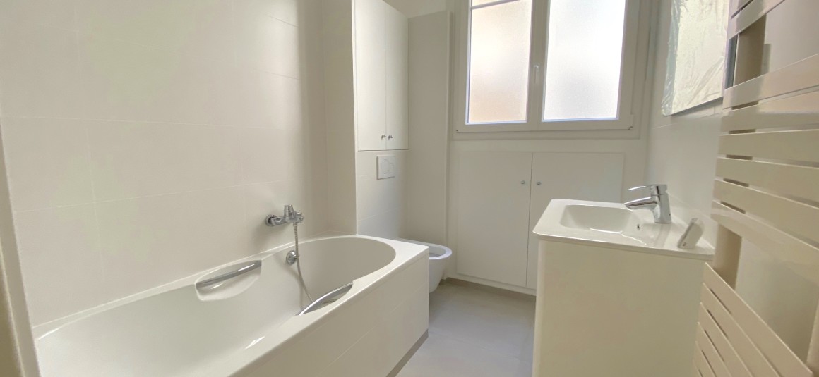 VIDE – RENOVATION TOTALE – 3 chambres – 5 pièces – 120 m2 – 3 ch – Parc Monceau – Paris 8ème – 2ème étage ascenseur avec Balcon – Loyer cc : 4.300 €