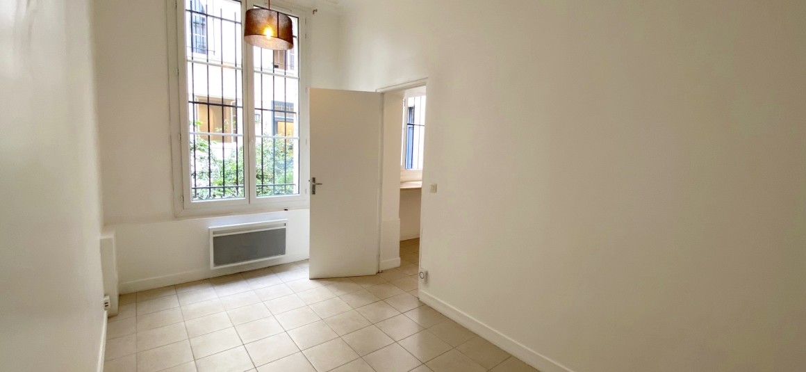 VIDE – Studio – Paris 9e – Sq Montholon – 18 m2 – Belles HSP – Rdc sur cour  – Loyer cc : 720 €