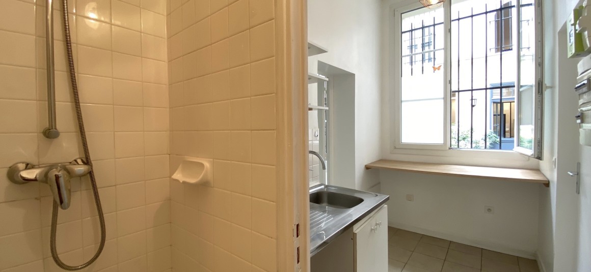VIDE – Studio – Paris 9e – Sq Montholon – 18 m2 – Belles HSP – Rdc sur cour  – Loyer cc : 720 €