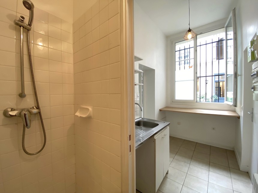 VIDE – Studio – Paris 9e – Sq Montholon – 18 m2 – Belles HSP – Rdc sur cour  – Loyer cc : 720 €