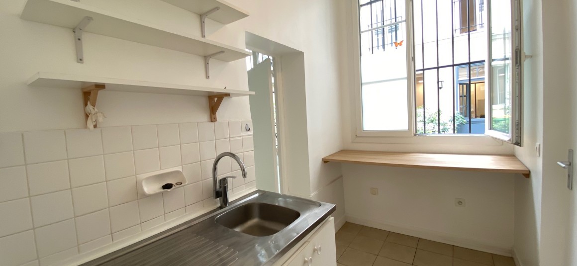 VIDE – Studio – Paris 9e – Sq Montholon – 18 m2 – Belles HSP – Rdc sur cour  – Loyer cc : 720 €