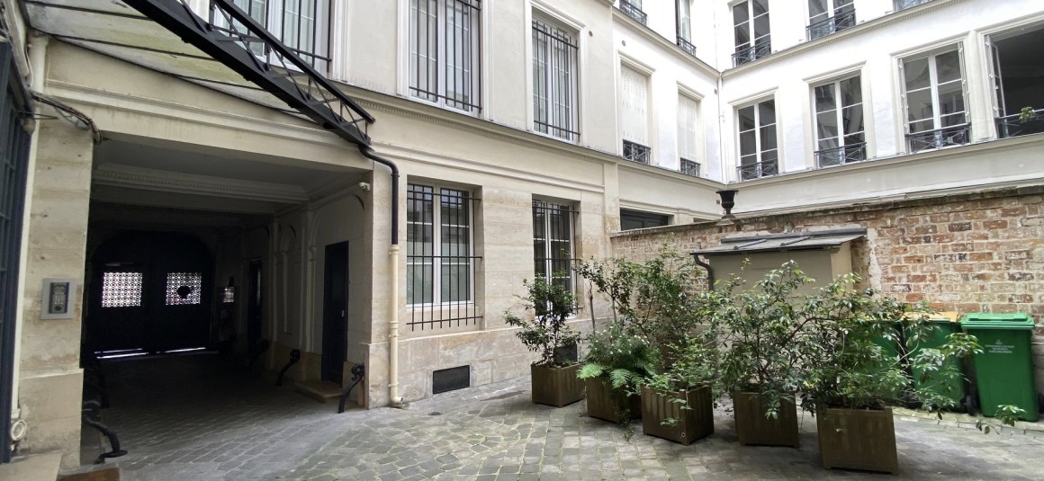 VIDE – Studio – Paris 9e – Sq Montholon – 18 m2 – Belles HSP – Rdc sur cour  – Loyer cc : 720 €