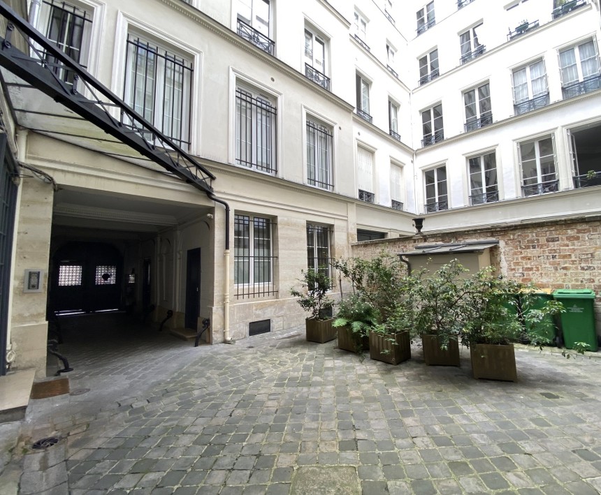 VIDE – Studio – Paris 9e – Sq Montholon – 18 m2 – Belles HSP – Rdc sur cour  – Loyer cc : 720 €