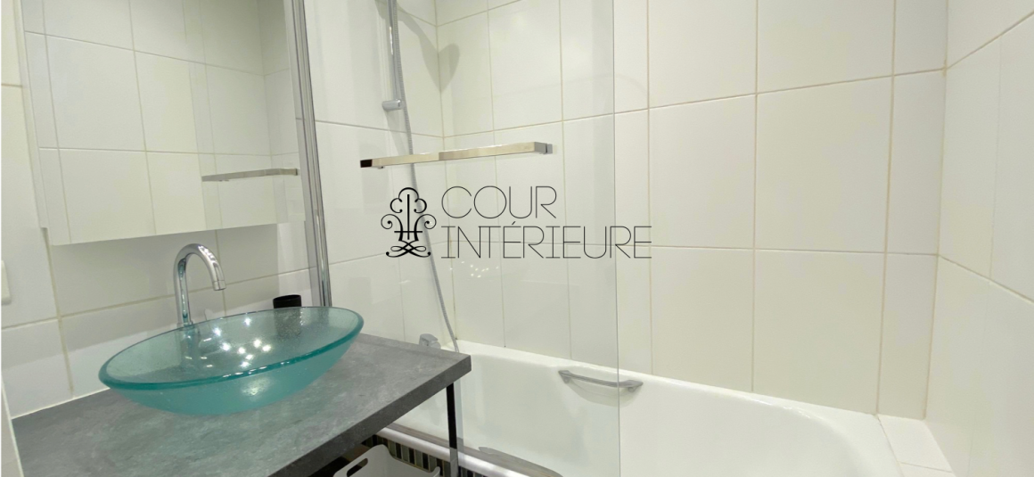 MEUBLÉ – 1 chambre – 54 m2 – Paris 8e (limite 17e) – Place des Ternes (Impasse privée : Villa Wagram) – 1er étage ascenseur – Loyer charges comprises : 2.000 euros cc