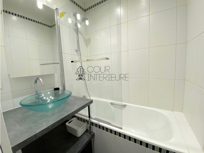 MEUBLÉ – 1 chambre – 54 m2 – Paris 8e (limite 17e) – Place des Ternes (Impasse privée : Villa Wagram) – 1er étage ascenseur – Loyer charges comprises : 2.000 euros cc