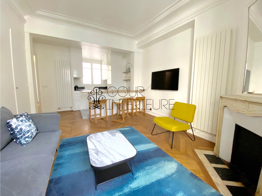 MEUBLÉ – 1 chambre – Rue Chambiges – Paris 8ème – 55 m2 – 4ème étage avec ascenseur – Loyer charges comprises : 2.500 €