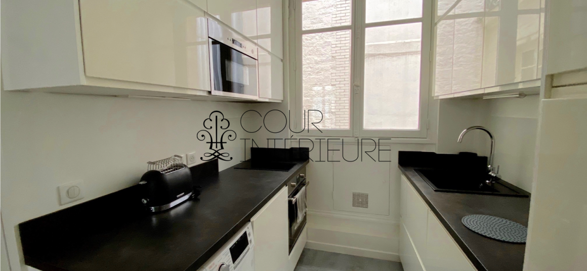 MEUBLÉ – 1 chambre – Rue Chambiges – Paris 8ème – 55 m2 – 4ème étage avec ascenseur – Loyer charges comprises : 2.500 €