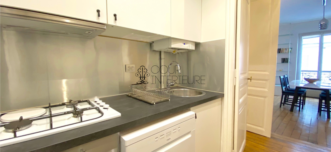 MEUBLÉ – 1 chambre – 54 m2 – Paris 8e (limite 17e) – Place des Ternes (Impasse privée : Villa Wagram) – 1er étage ascenseur – Loyer charges comprises : 2.000 euros cc