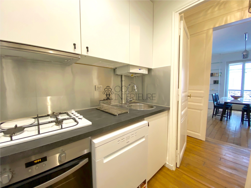 MEUBLÉ – 1 chambre – 54 m2 – Paris 8e (limite 17e) – Place des Ternes (Impasse privée : Villa Wagram) – 1er étage ascenseur – Loyer charges comprises : 2.000 euros cc