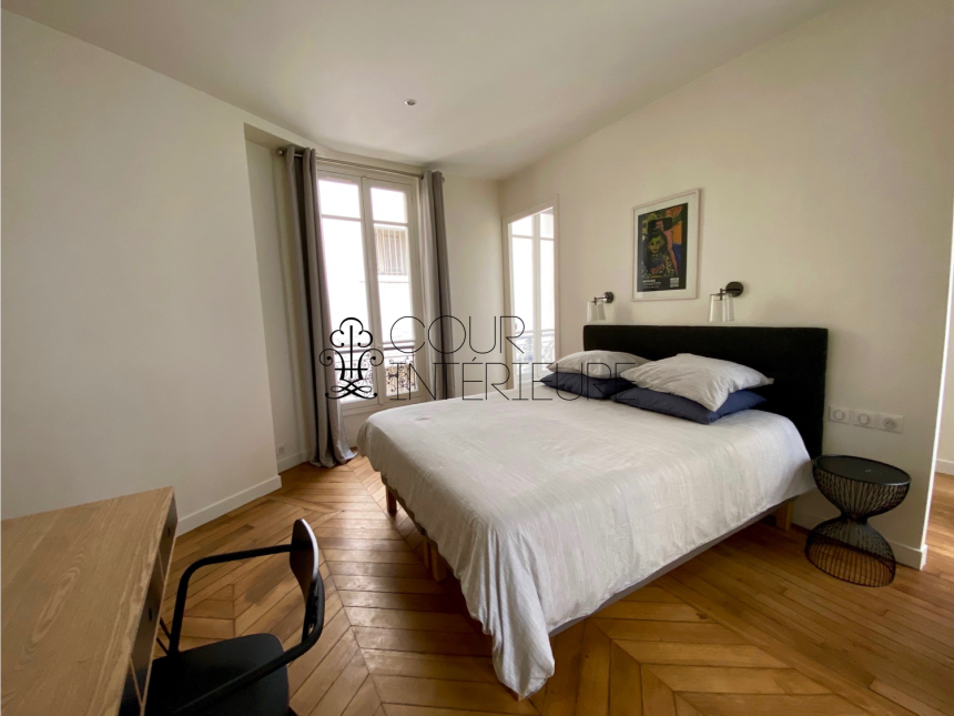 MEUBLÉ – 1 chambre – Rue Chambiges – Paris 8ème – 55 m2 – 4ème étage avec ascenseur – Loyer charges comprises : 2.500 €