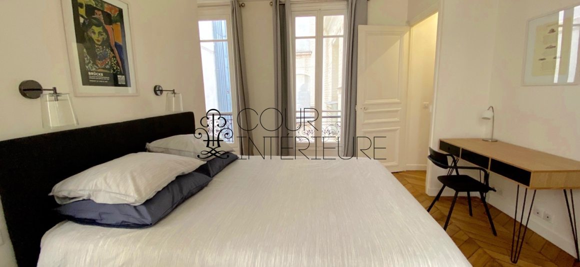 MEUBLÉ – 1 chambre – Rue Chambiges – Paris 8ème – 55 m2 – 4ème étage avec ascenseur – Loyer charges comprises : 2.500 €